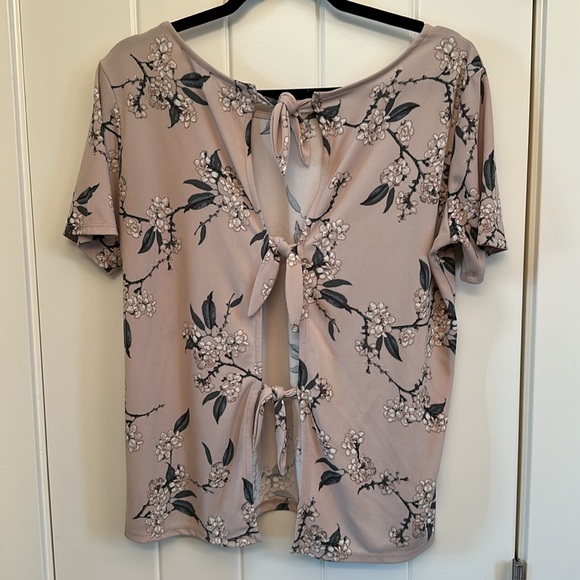 Cute 3 tie back blouse - Picture 2 of 3